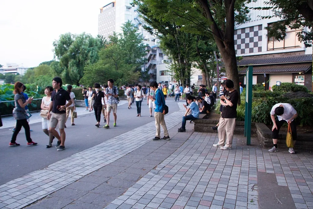 上野公園の不忍池でポケモンGOを遊ぶ人々