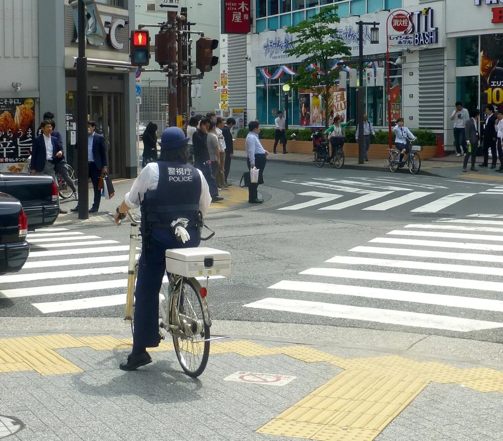 自転車に乗る日本の女性警察官