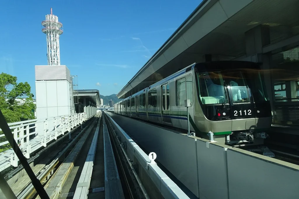 神戸の港島駅に停車するポートライナーの車両