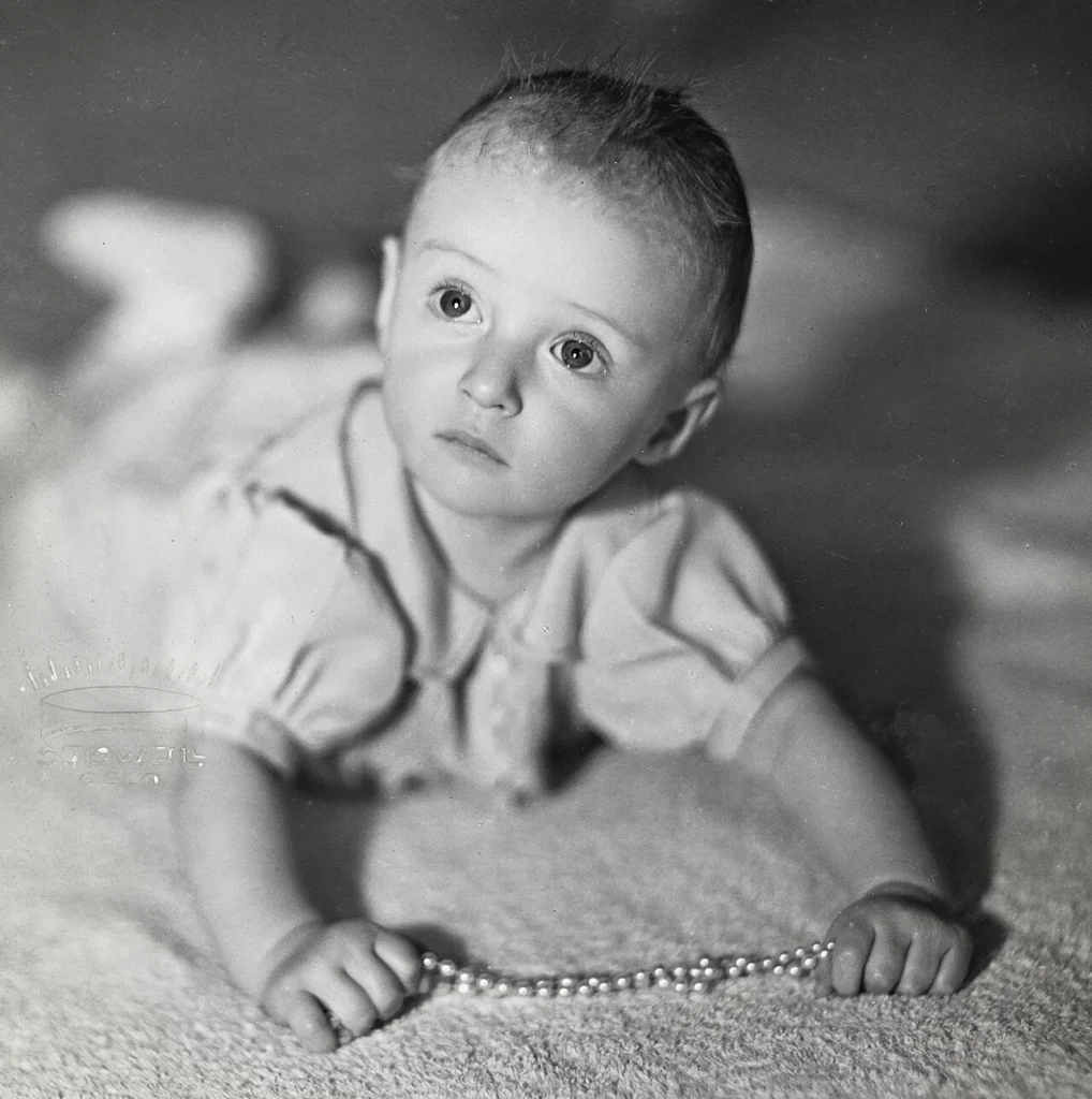 1937年に撮影された幼少期のノルウェー国王ハーラル5世