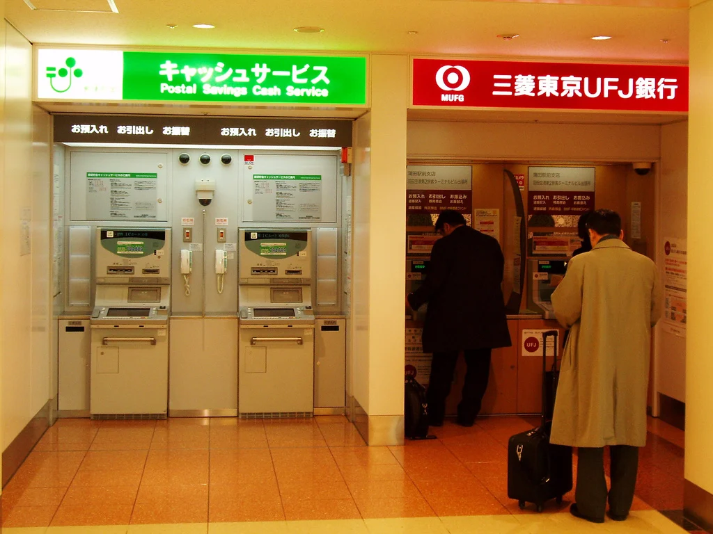 三菱東京UFJ銀行と郵便貯金のATMが並ぶ写真