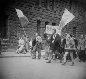 1956年6月にポズナンで行われた労働者らの抗議デモ