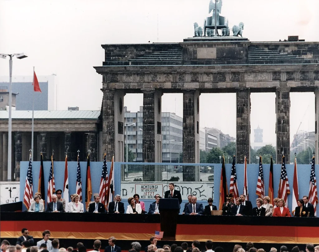ブランデンブルク門前で演説するロナルド・レーガン大統領