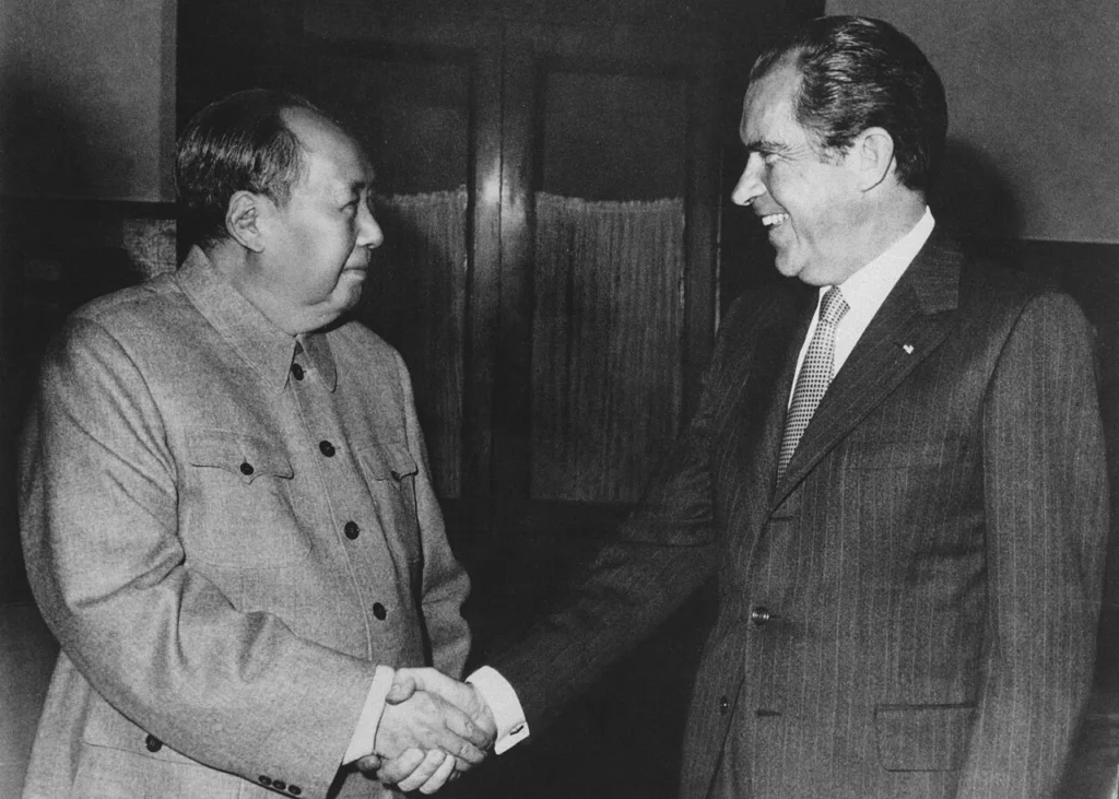 1972年の中国訪問で握手するニクソン大統領と毛沢東