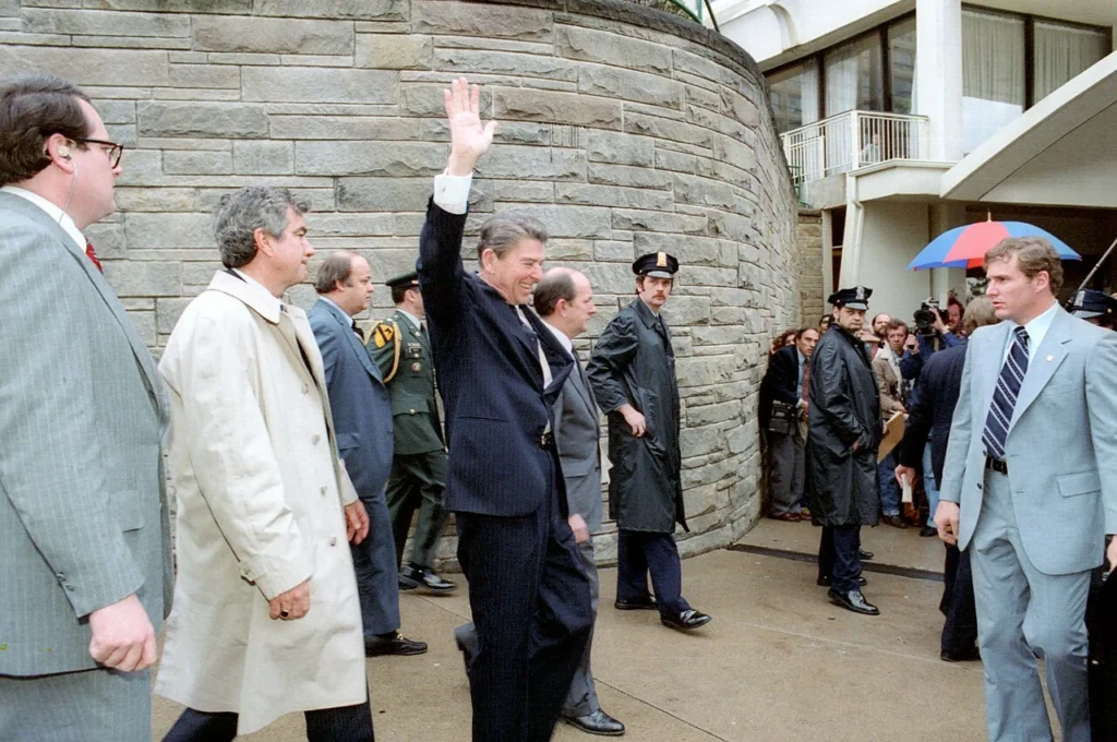 銃撃事件直前に群衆へ手を振るロナルド・レーガン大統領