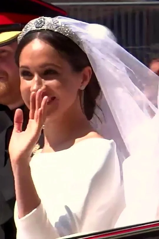 結婚式後にウィンザーを馬車で進むヘンリー王子とメーガン妃