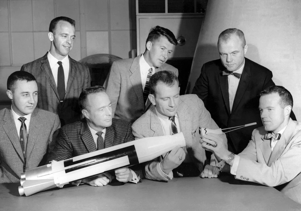 アトラスロケットの模型と並ぶマーキュリー・セブンの宇宙飛行士