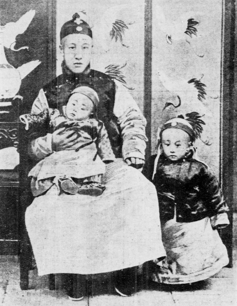 幼い溥儀と父の醇親王載灃を写した写真