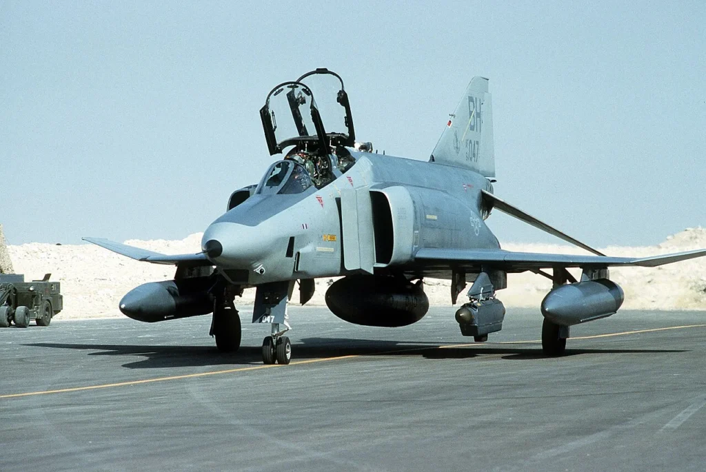 砂漠の嵐作戦初日の任務を終えて飛行場に駐機するRF-4C偵察機