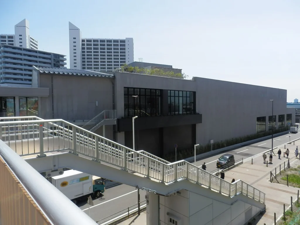 神奈川県海老名市にあるロマンスカーミュージアムの外観