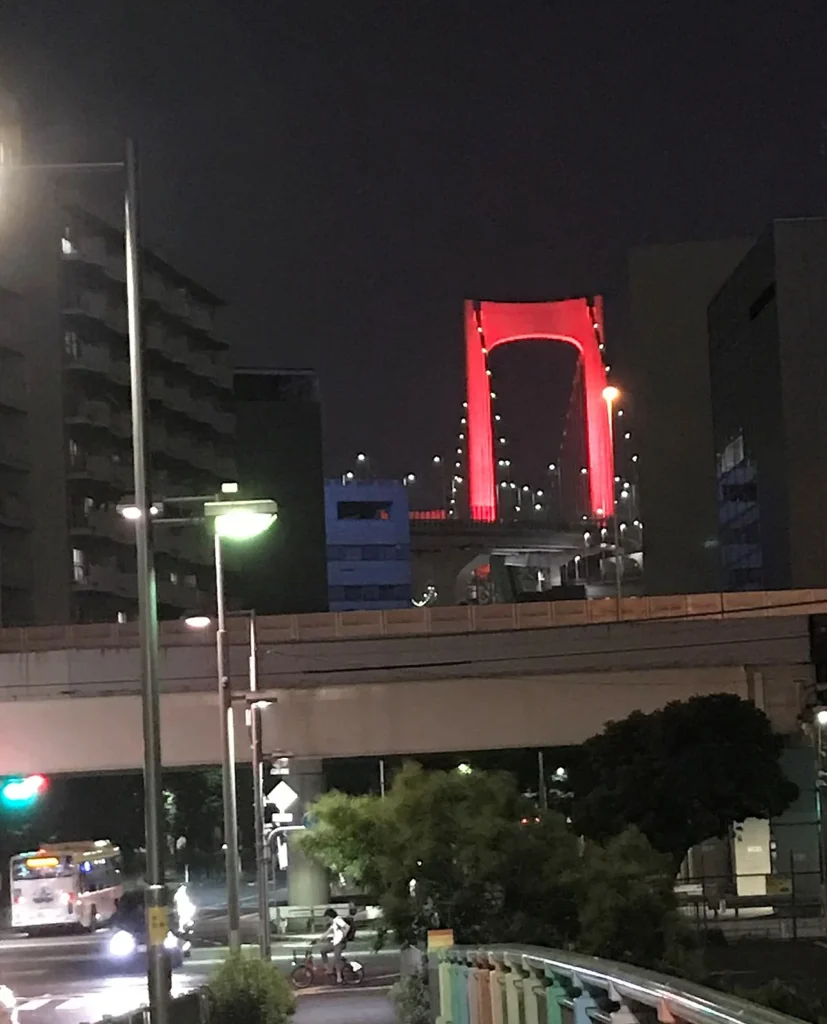 東京アラートに伴って赤くライトアップされたレインボーブリッジ