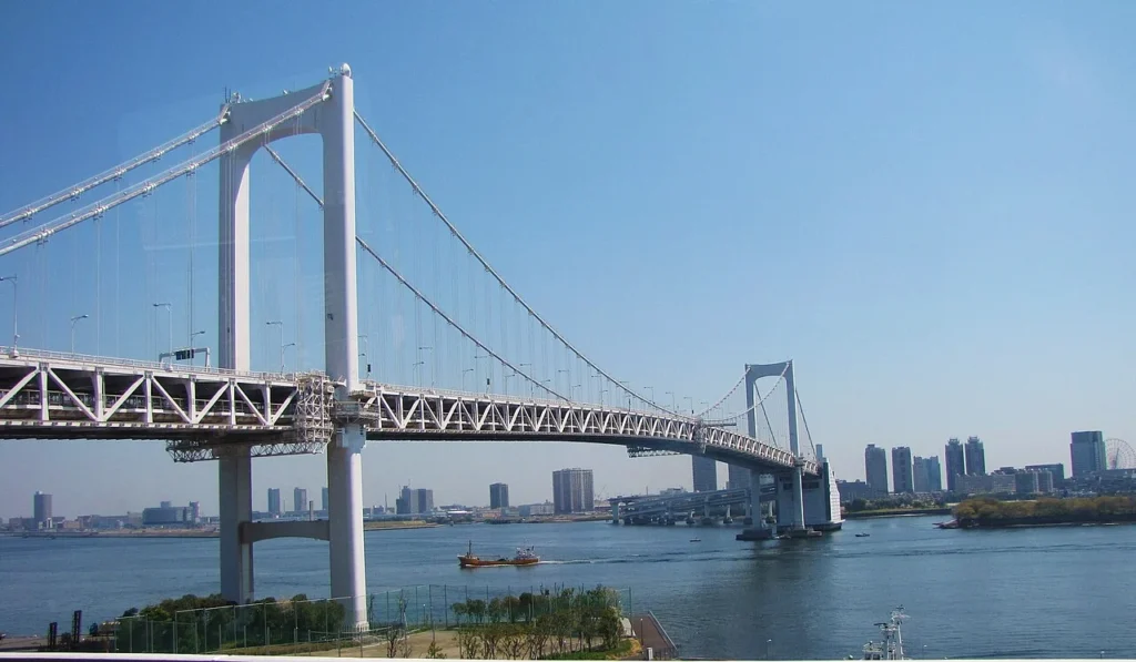東京湾に架かるレインボーブリッジの全景