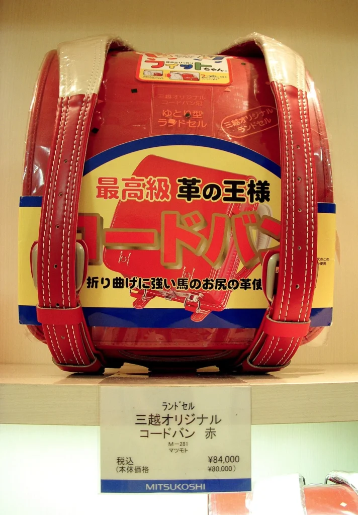 日本の小学生が使う赤いランドセル
