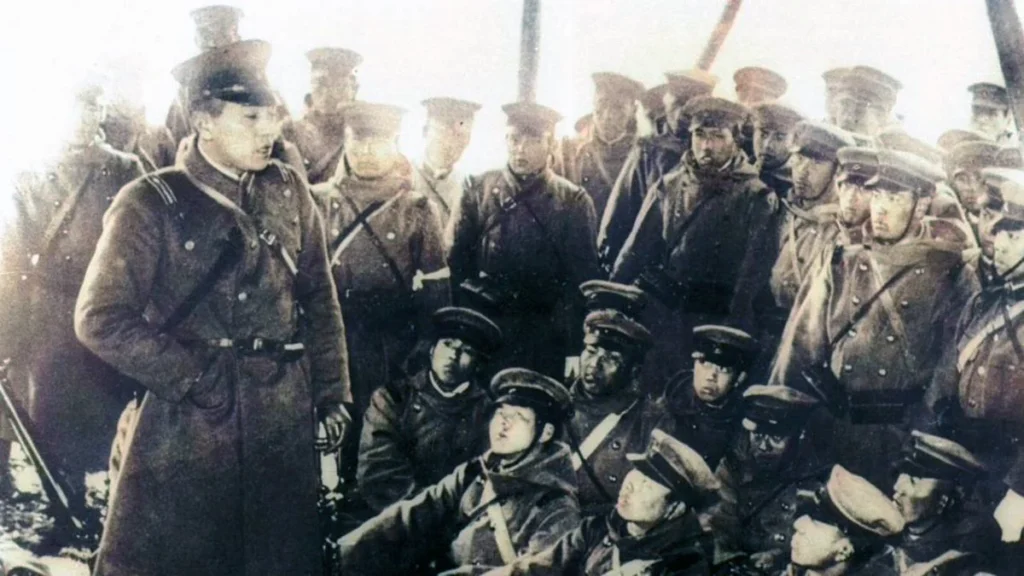 二・二六事件の反乱軍兵士と丹生誠忠中尉の写真