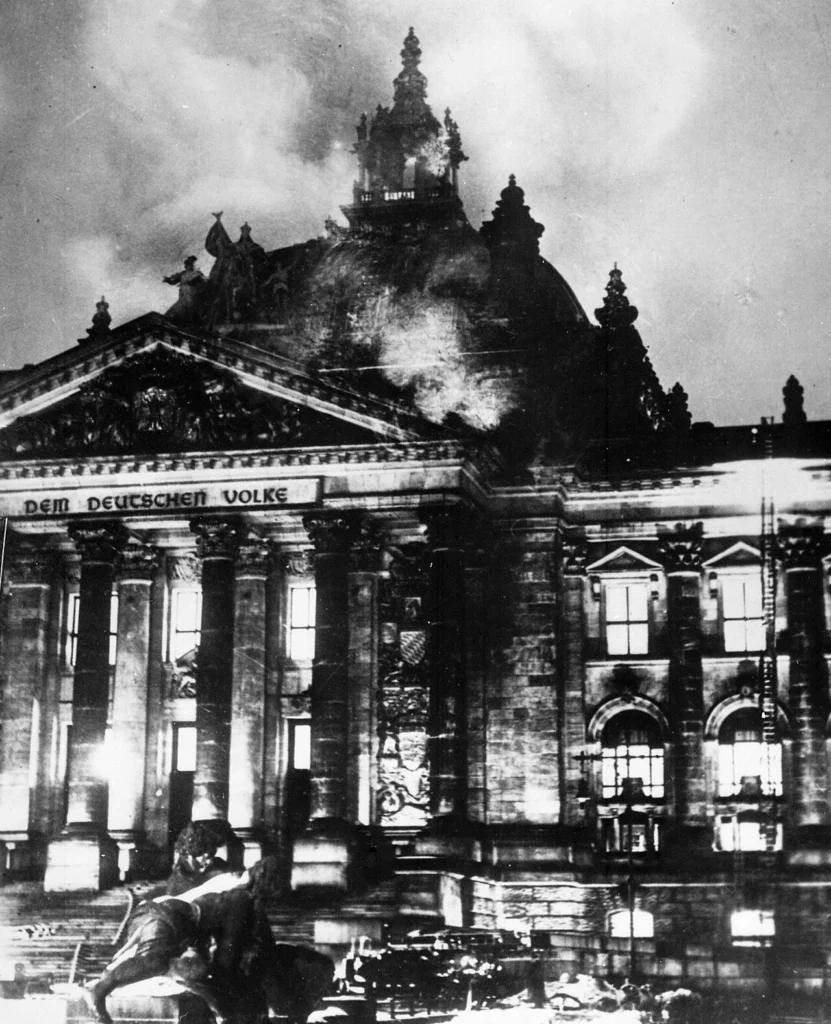炎上するドイツ国会議事堂で消火活動にあたる消防士