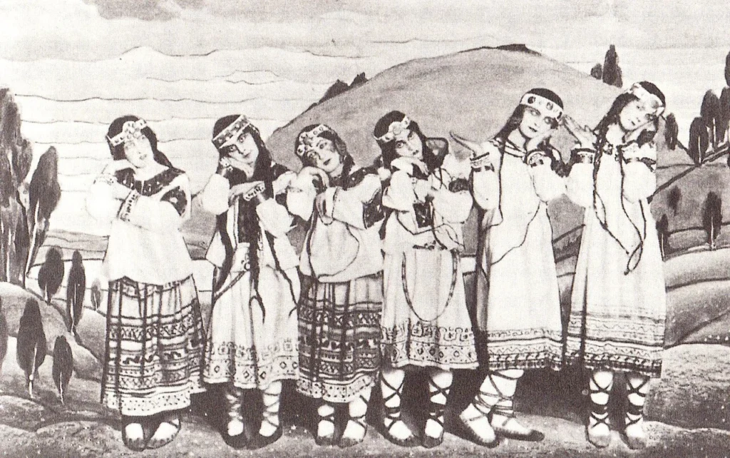 1913年のバレエ「春の祭典」の衣装を着た出演者たち