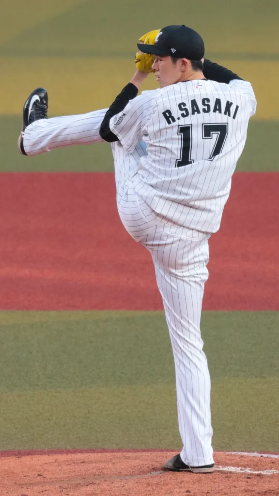 千葉ロッテマリーンズで投球する佐々木朗希