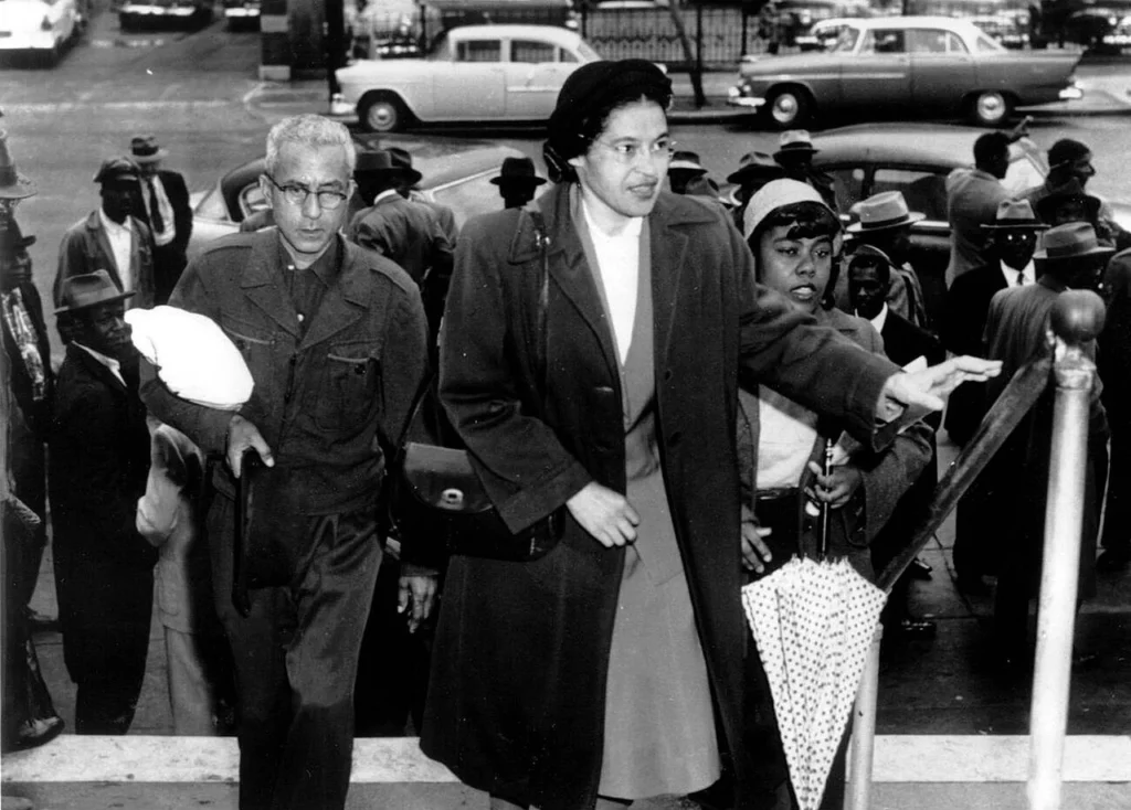モンゴメリー・バス・ボイコットをめぐる裁判所に到着したローザ・パークス