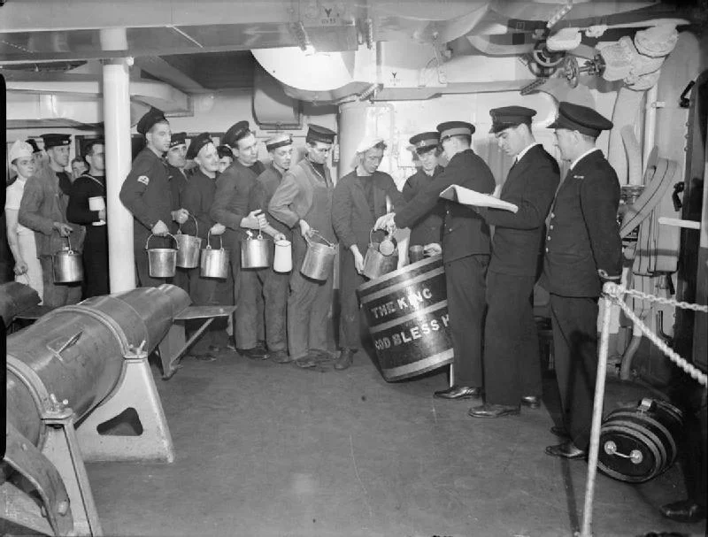 イギリス戦艦キング・ジョージ5世でラム酒の配給を待つ水兵