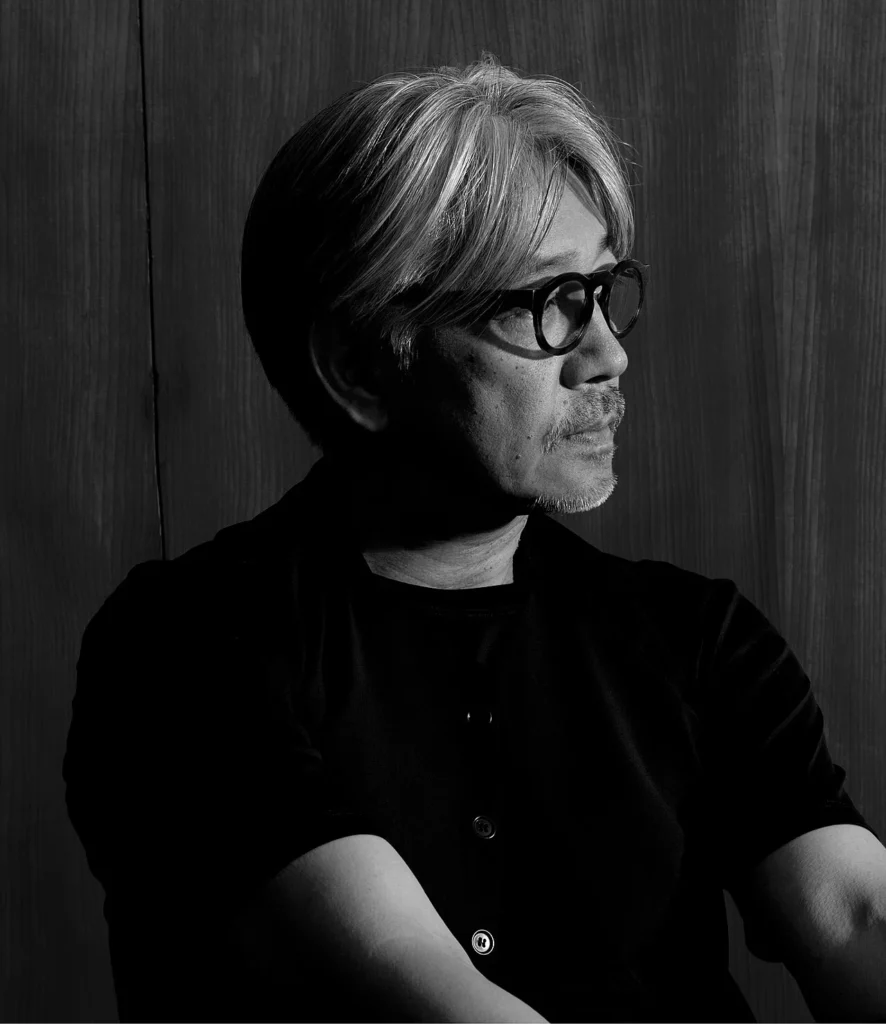 演奏する坂本龍一