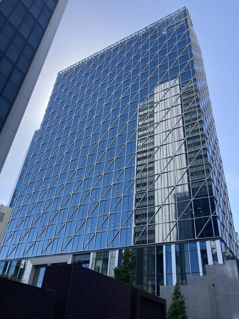 渋谷駅東口に建つ渋谷アクシュ