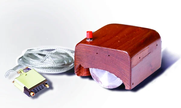 SRIで開発された初期のコンピューターマウスの試作品