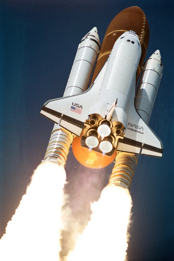 STS-47ミッションで打ち上げられるスペースシャトル・エンデバー