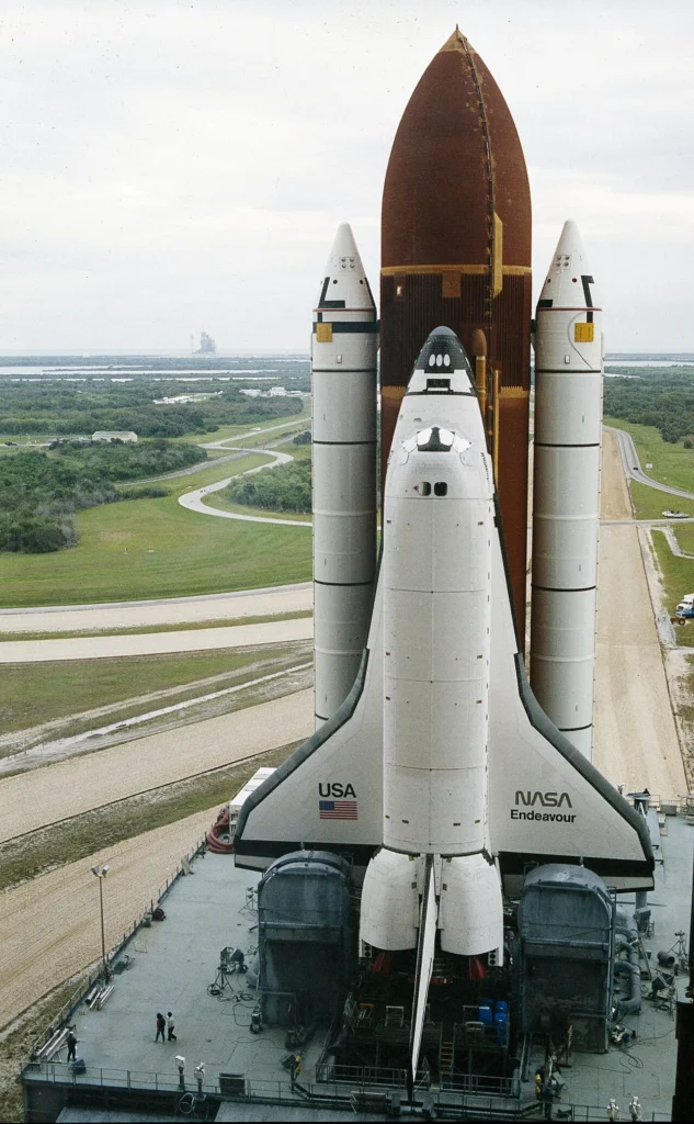 初飛行に向けて発射台へ移動するスペースシャトル・エンデバー
