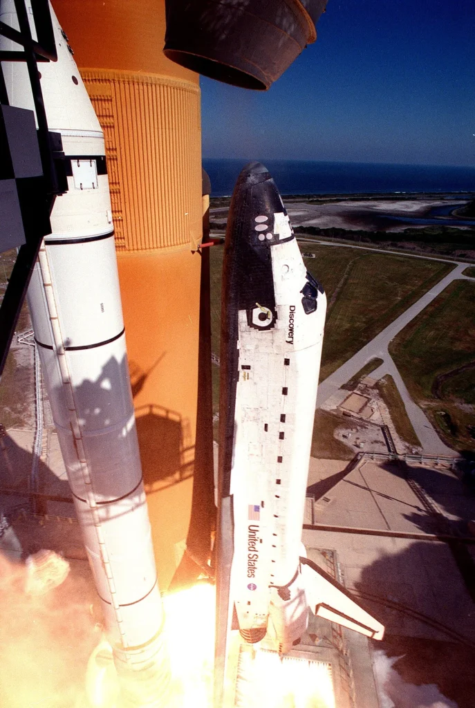 向井千秋が搭乗したSTS-95ミッションで打ち上げられるスペースシャトル