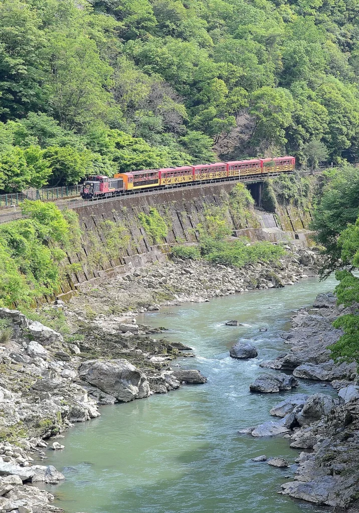 保津峡を走る嵯峨野観光鉄道のトロッコ列車