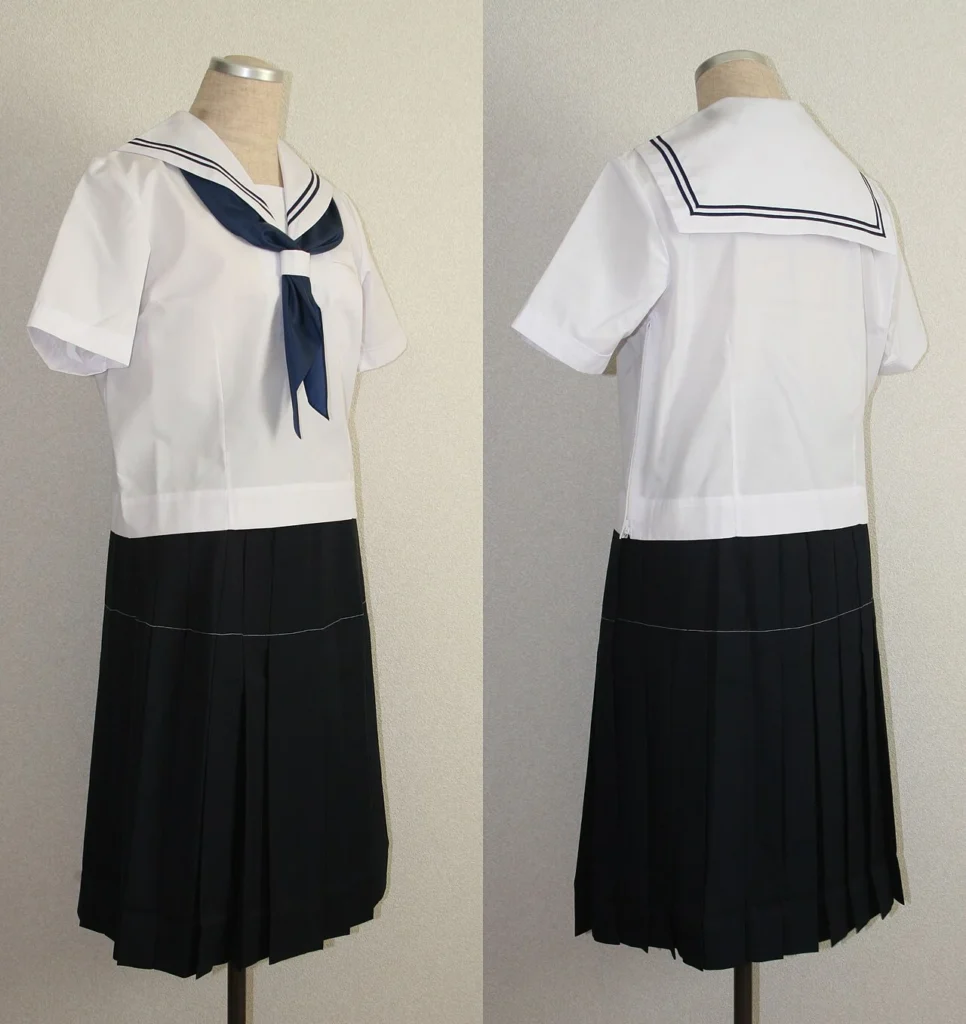 日本の女子学生用の夏服のセーラー服