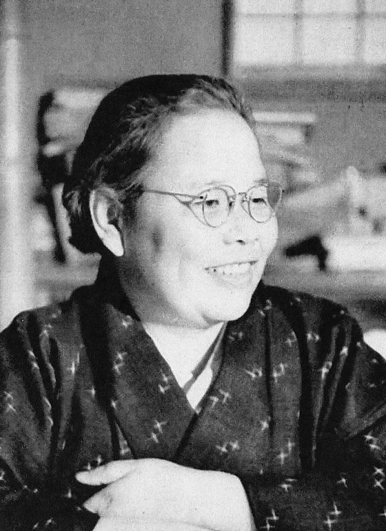 小説家・壺井栄の肖像写真