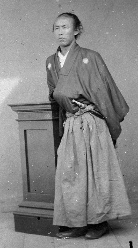 羽織袴姿の坂本龍馬の肖像写真