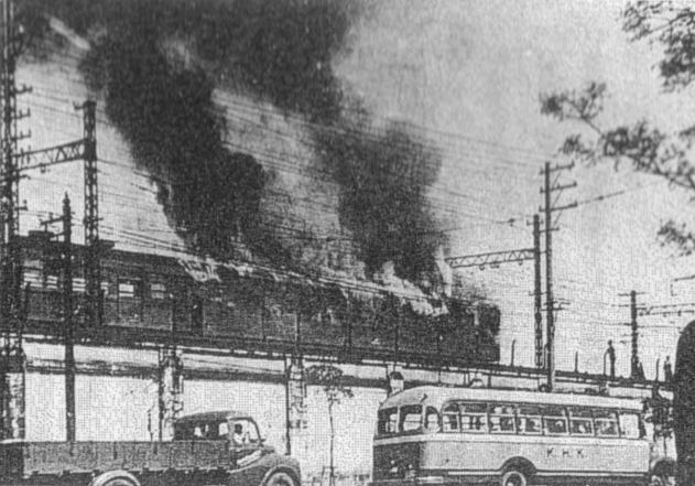 桜木町駅構内で炎上した国鉄電車
