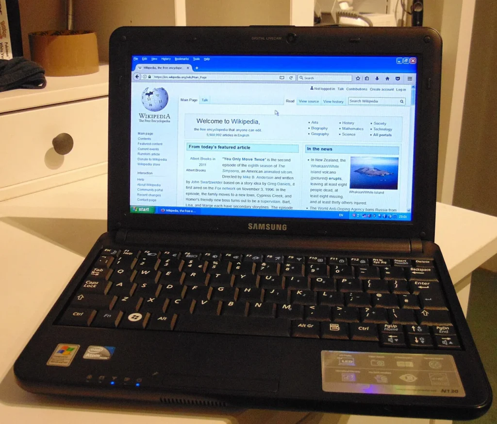 Windows XPを起動したネットブック型パソコン