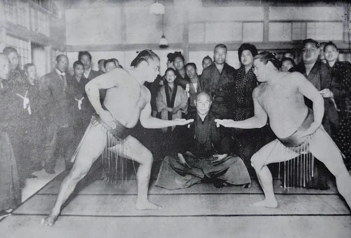 栃木山ら3人の力士が三段構えを披露する歴史写真