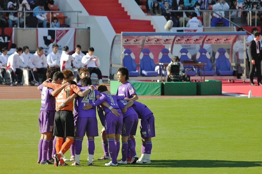 試合前に円陣を組むサンフレッチェ広島の選手