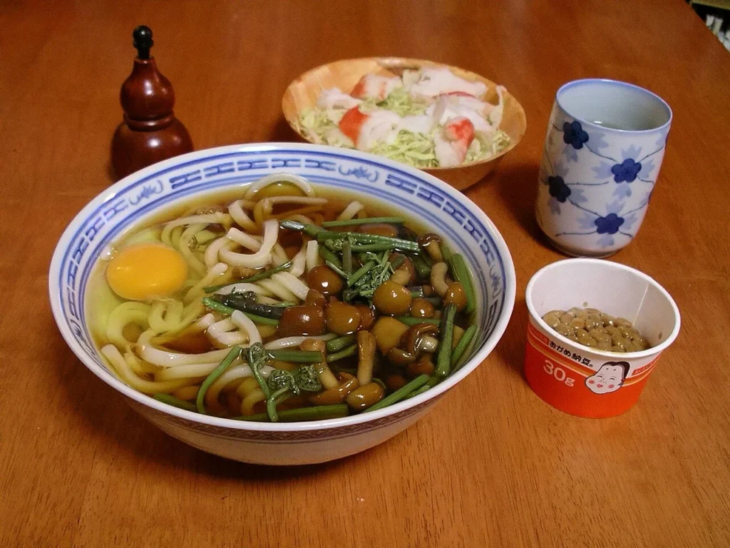山菜と卵をのせた山菜月見うどん