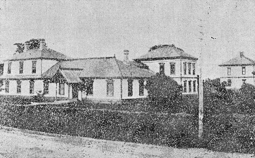 1880年当時の札幌農学校の校舎などを写した写真