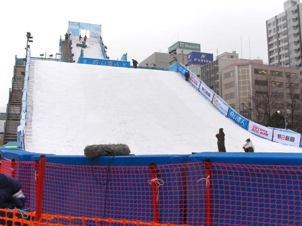 さっぽろ雪まつりの大通会場に設けられたスキージャンプ台