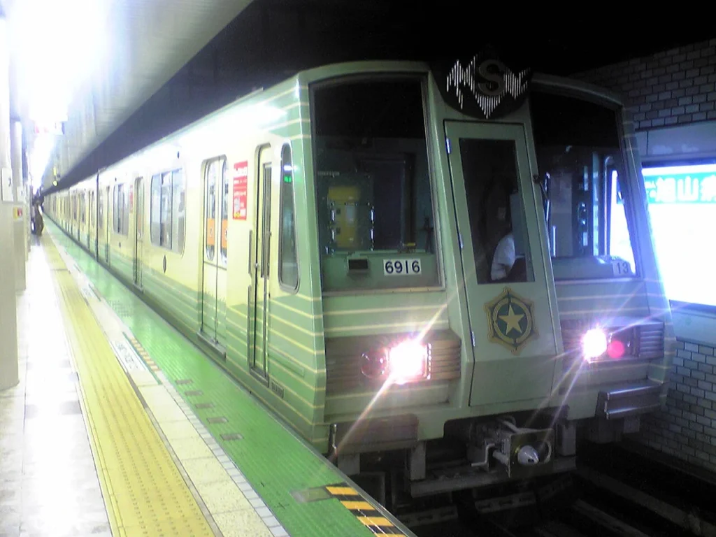 大通駅に停車する札幌市営地下鉄東西線6000形車両