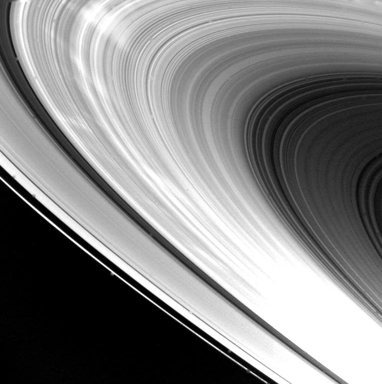 ボイジャー1号が撮影した土星とその環