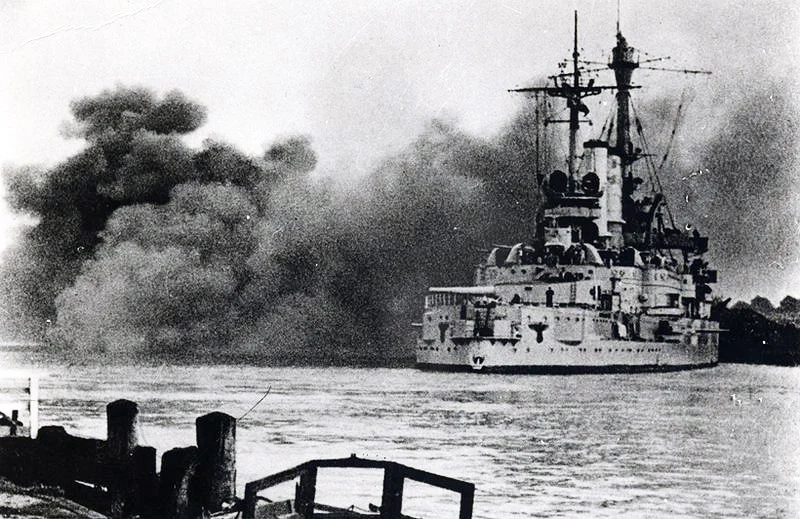 ポーランドのヴェステルプラッテを砲撃するドイツ戦艦シュレスヴィヒ・ホルシュタイン