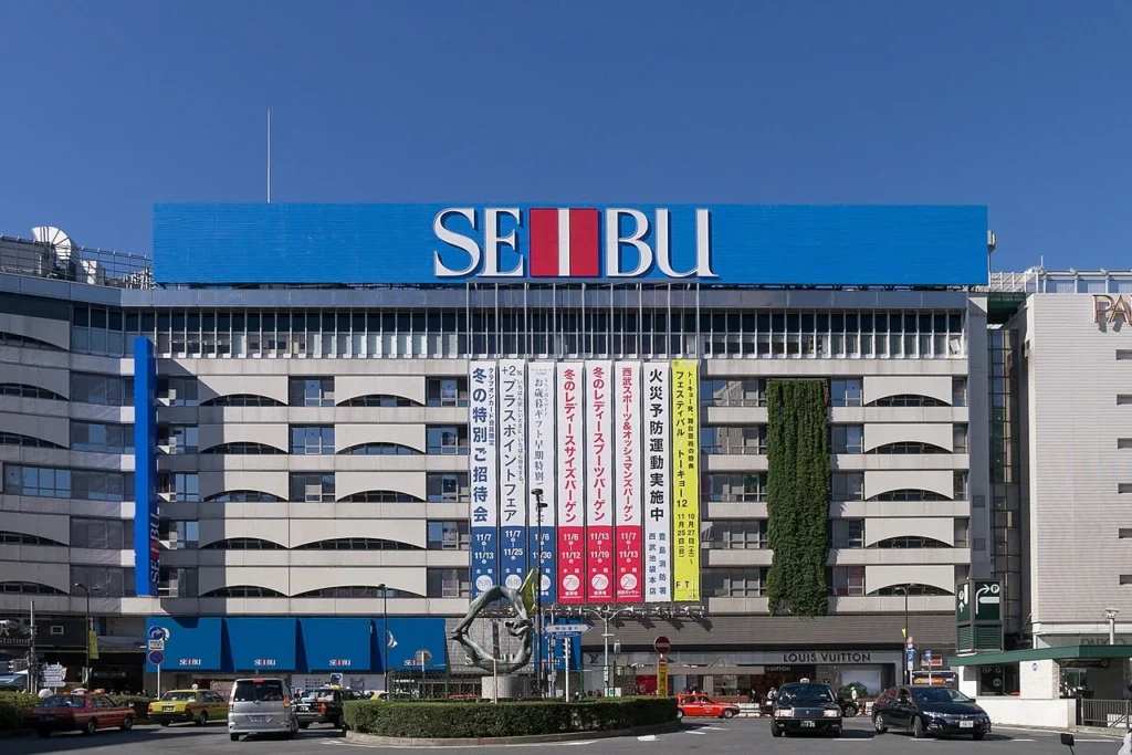 西武百貨店池袋店と池袋駅の写真