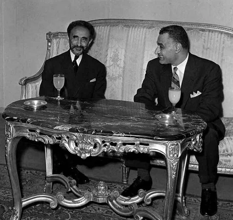 1963年のアフリカ統一機構首脳会議に出席したハイレ・セラシエ1世とガマール・アブドゥル=ナーセル