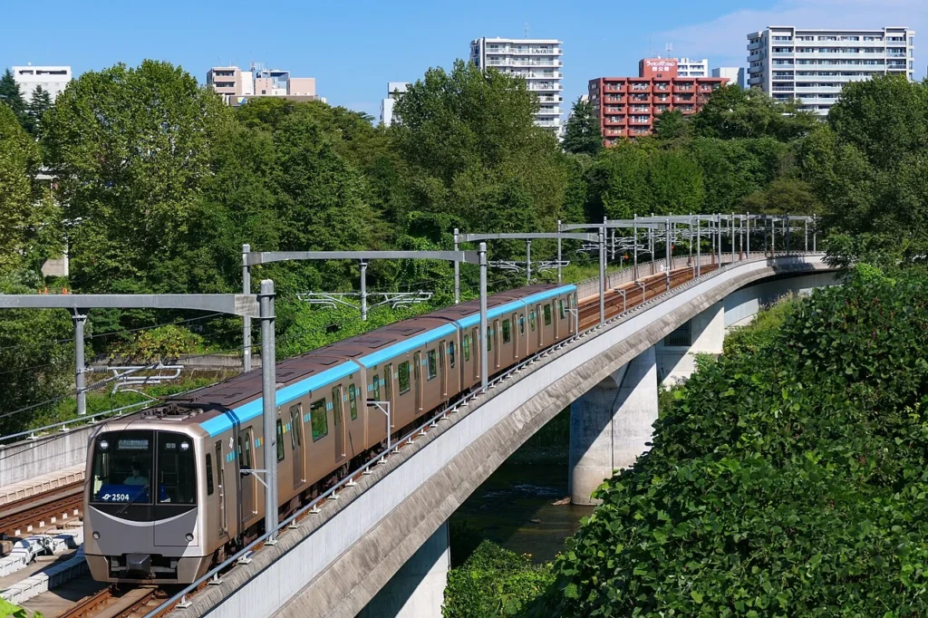 仙台市地下鉄東西線を走る2000系電車の写真