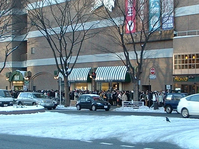 仙台初売りで店の前に並ぶ人々の写真