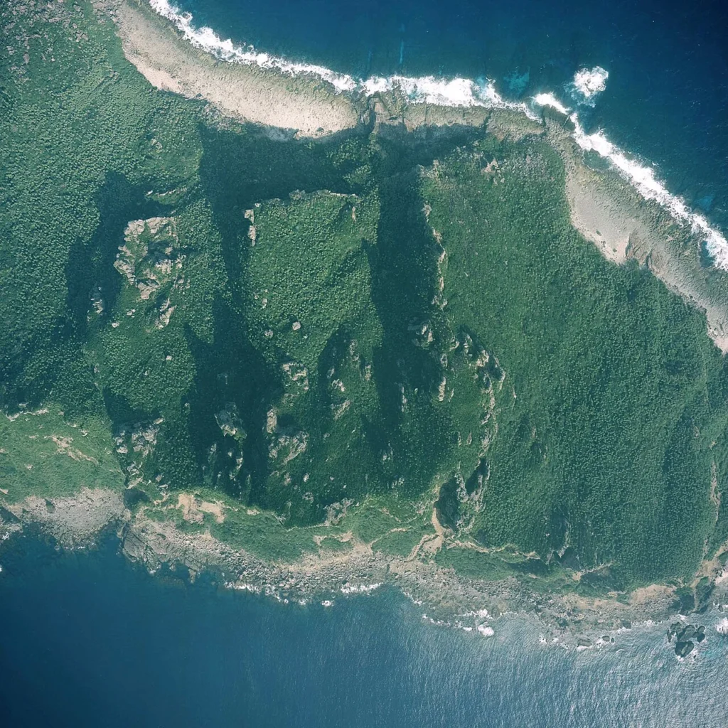 尖閣諸島の魚釣島にある屏風岳の航空写真