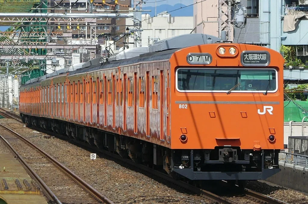 大阪環状線の大正駅へ進入するオレンジ色の103系電車