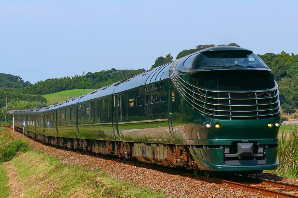 山陰本線を走るトワイライトエクスプレス瑞風